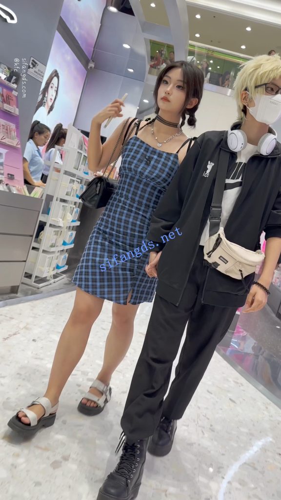 【永久专享】【KFC】精神小妹和黄毛男友逛街·露背吊带裙白色内内前后CD【1V】【369M】