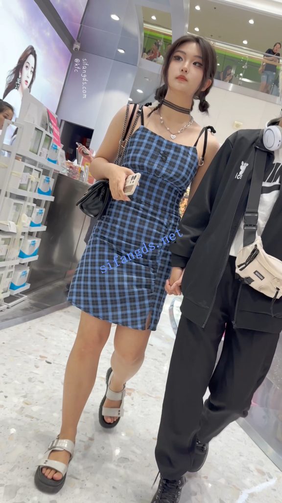 【永久专享】【KFC】精神小妹和黄毛男友逛街·露背吊带裙白色内内前后CD【1V】【369M】