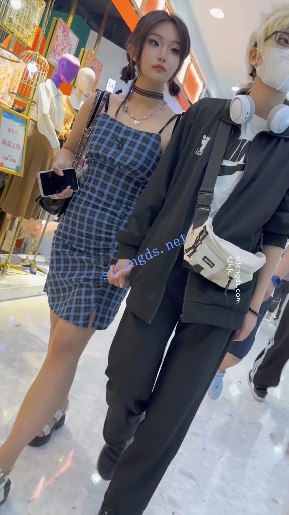 【永久专享】【KFC】精神小妹和黄毛男友逛街·露背吊带裙白色内内前后CD【1V】【369M】