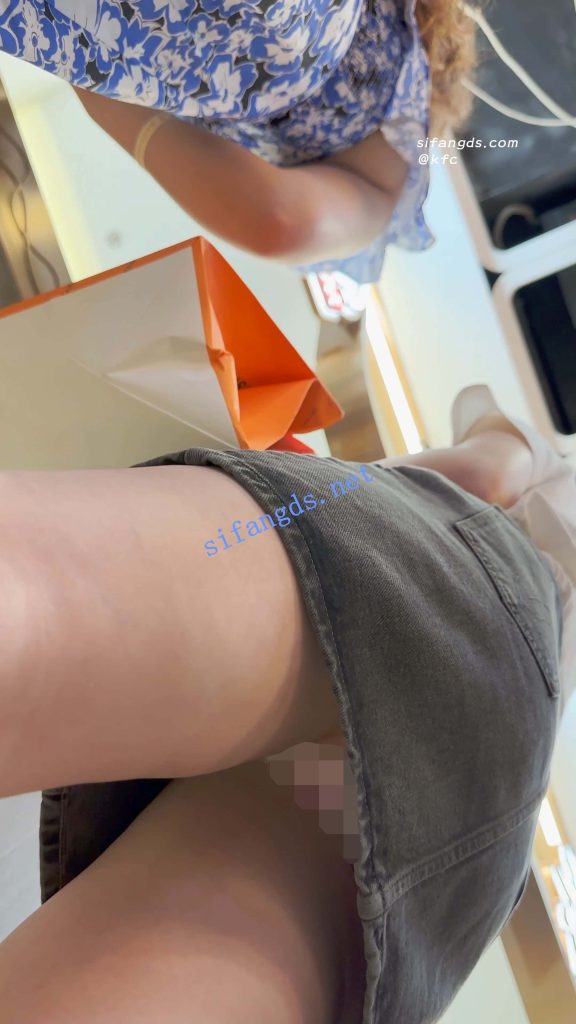 【永久专享】【KFC】短裙美女和闺蜜买奶茶·精装气质型·大哥一直偷看美女【1V】【774M】