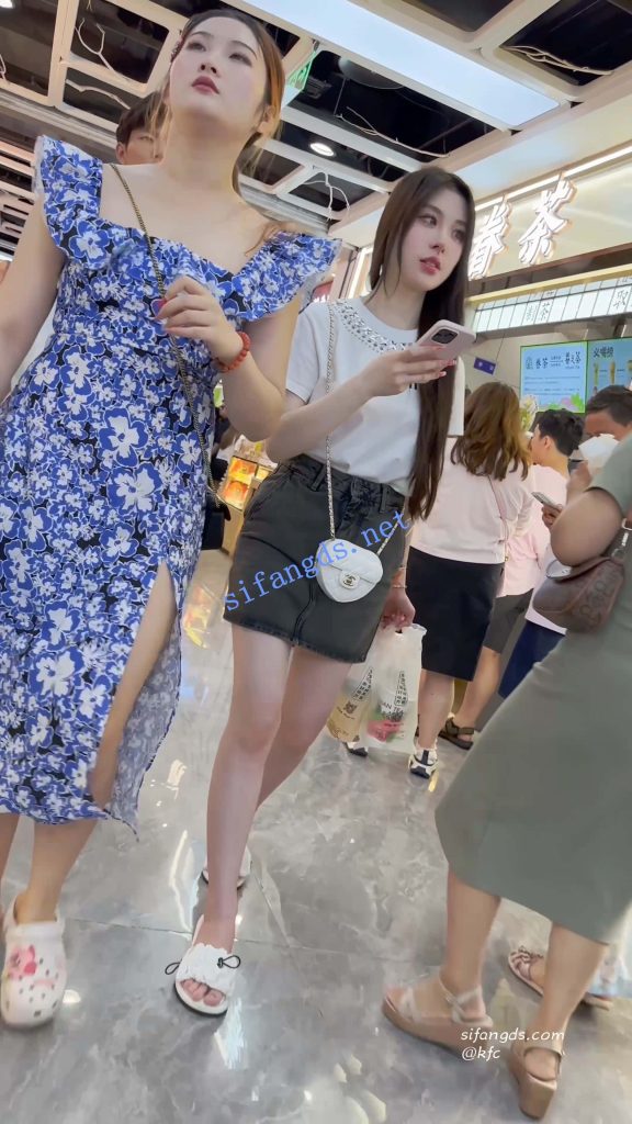 【永久专享】【KFC】短裙美女和闺蜜买奶茶·精装气质型·大哥一直偷看美女【1V】【774M】
