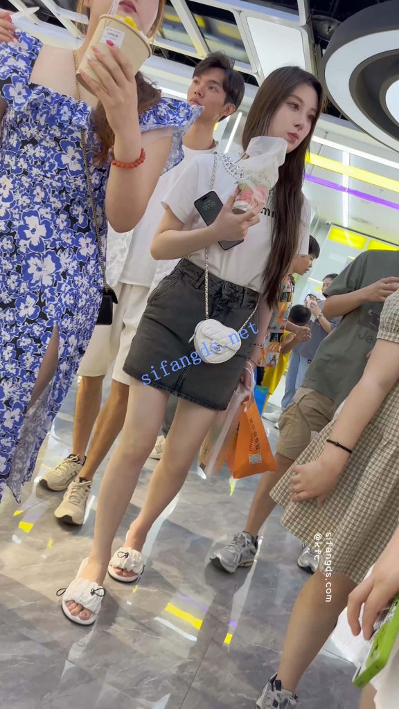 【永久专享】【KFC】短裙美女和闺蜜买奶茶·精装气质型·大哥一直偷看美女【1V】【774M】