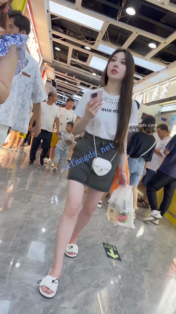 【永久专享】【KFC】短裙美女和闺蜜买奶茶·精装气质型·大哥一直偷看美女【1V】【774M】