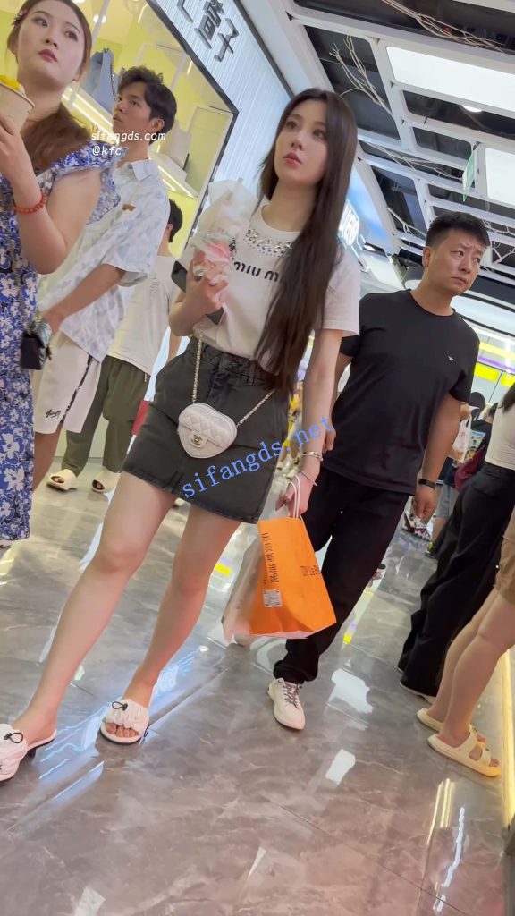 【永久专享】【KFC】短裙美女和闺蜜买奶茶·精装气质型·大哥一直偷看美女【1V】【774M】