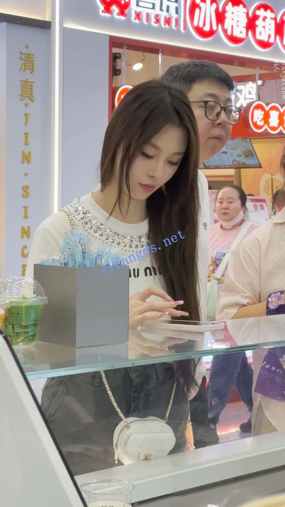 【永久专享】【KFC】短裙美女和闺蜜买奶茶·精装气质型·大哥一直偷看美女【1V】【774M】