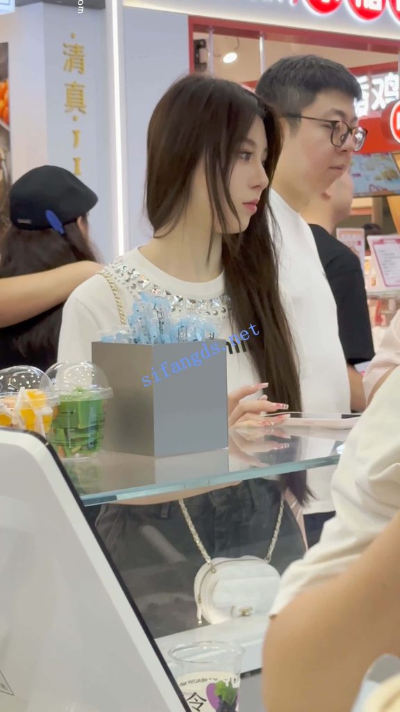 【永久专享】【KFC】短裙美女和闺蜜买奶茶·精装气质型·大哥一直偷看美女【1V】【774M】