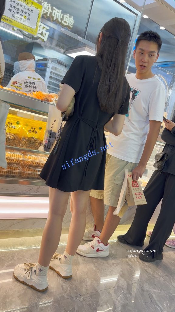 【永久专享】【KFC】女仆裙学生妹和闺蜜逛街拍照·吊带丝袜粉色内内性感【1V】【340M】