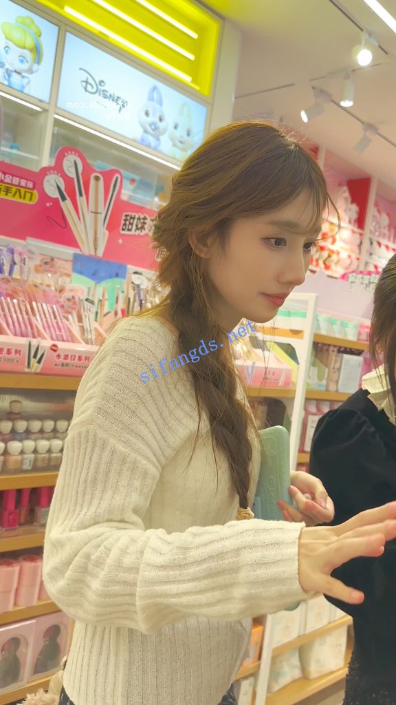 【永久专享】【KFC】身材极品超美混血学生妹·包臀裙马尾辫白色内前后CD【1V】【365M】