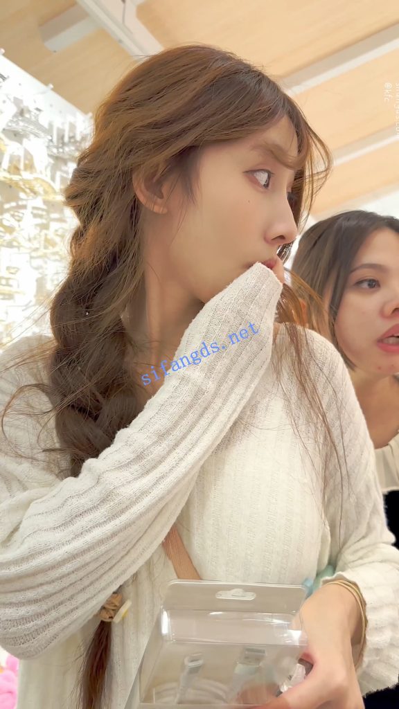 【永久专享】【KFC】身材极品超美混血学生妹·包臀裙马尾辫白色内前后CD【1V】【365M】