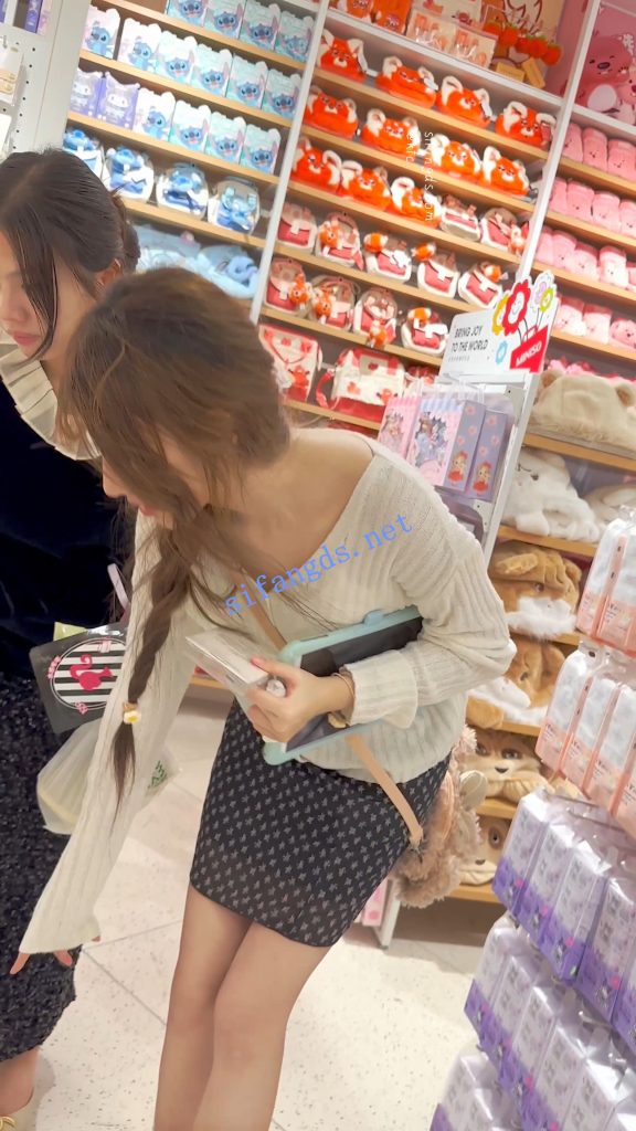 【永久专享】【KFC】身材极品超美混血学生妹·包臀裙马尾辫白色内前后CD【1V】【365M】