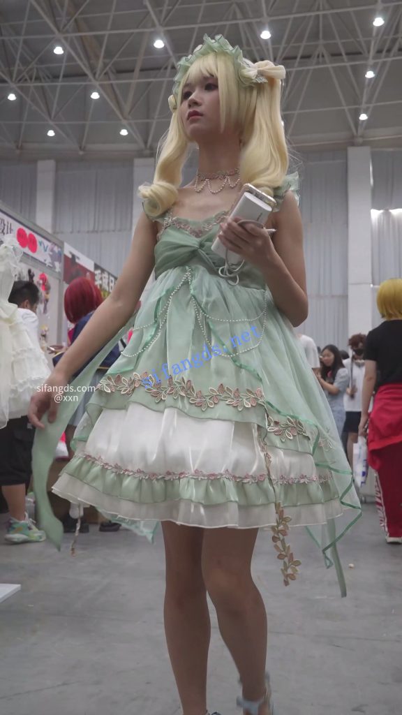 【永久专享】【xxn-326】双马尾蕾丝裙美女..穿裙撑无打底..浅黄内前后CD【1V】【604M】