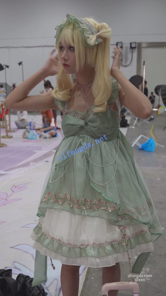 【永久专享】【xxn-326】双马尾蕾丝裙美女..穿裙撑无打底..浅黄内前后CD【1V】【604M】