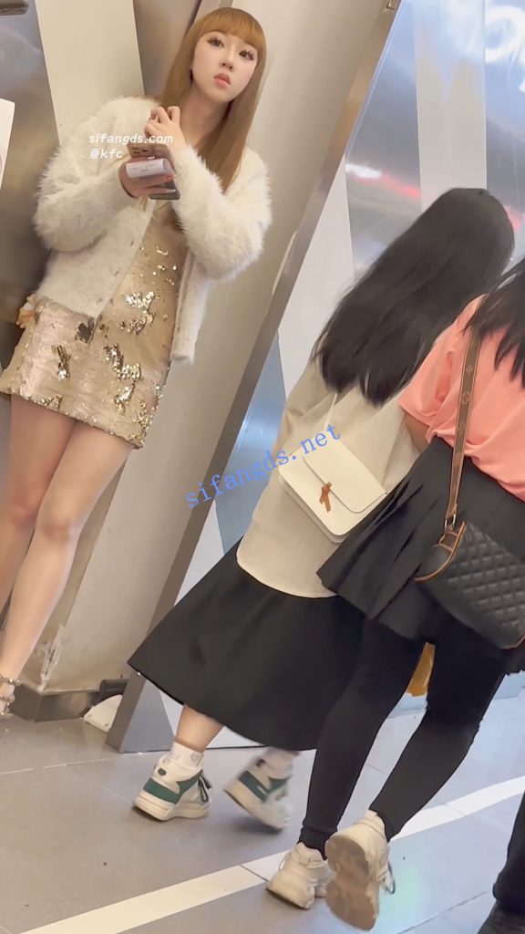 【永久专享】【KFC】网红级美女和帅男友逛街·油光肉丝袜短裙白内超骚【1V】【726M】