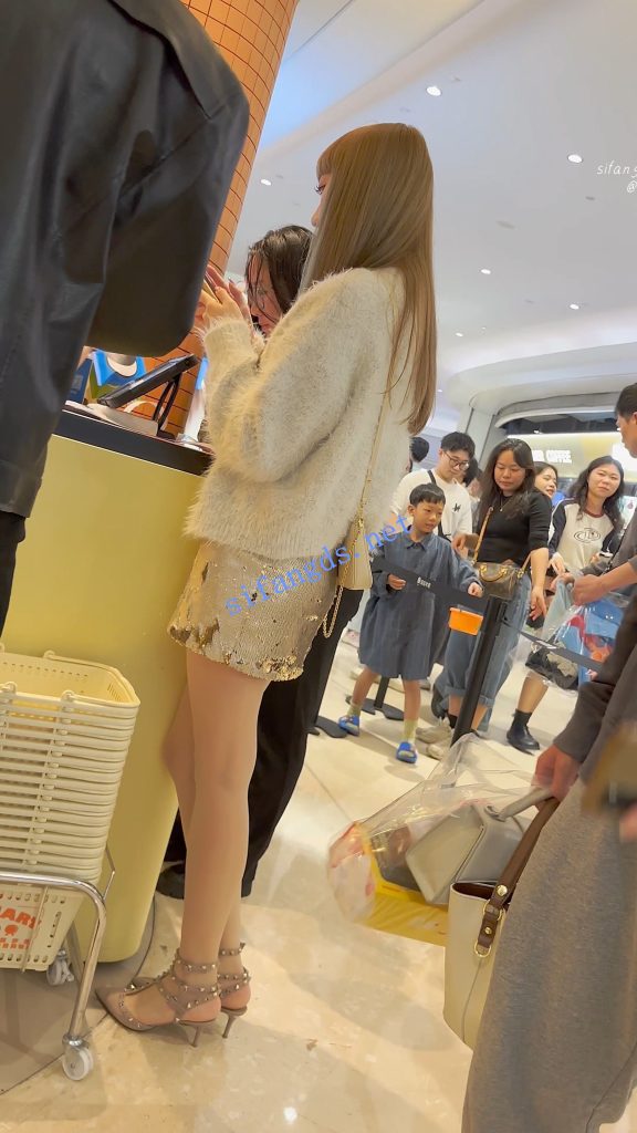 【永久专享】【KFC】网红级美女和帅男友逛街·油光肉丝袜短裙白内超骚【1V】【726M】