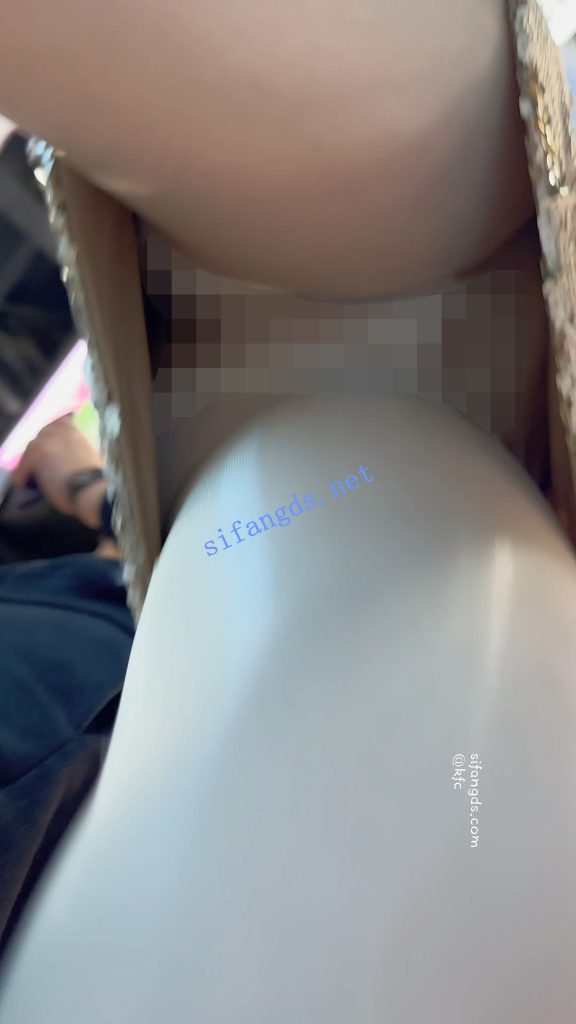 【永久专享】【KFC】网红级美女和帅男友逛街·油光肉丝袜短裙白内超骚【1V】【726M】