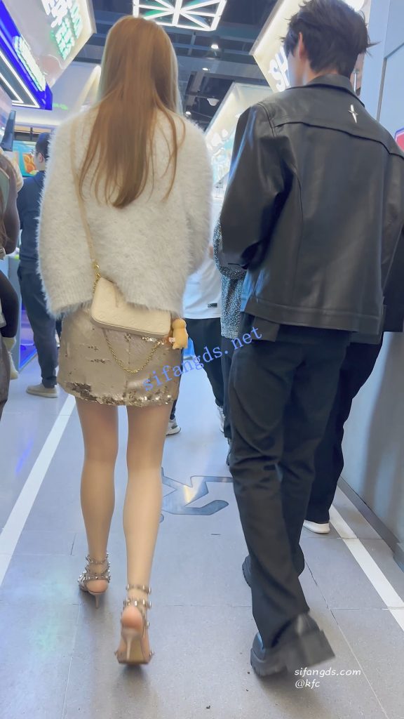 【永久专享】【KFC】网红级美女和帅男友逛街·油光肉丝袜短裙白内超骚【1V】【726M】