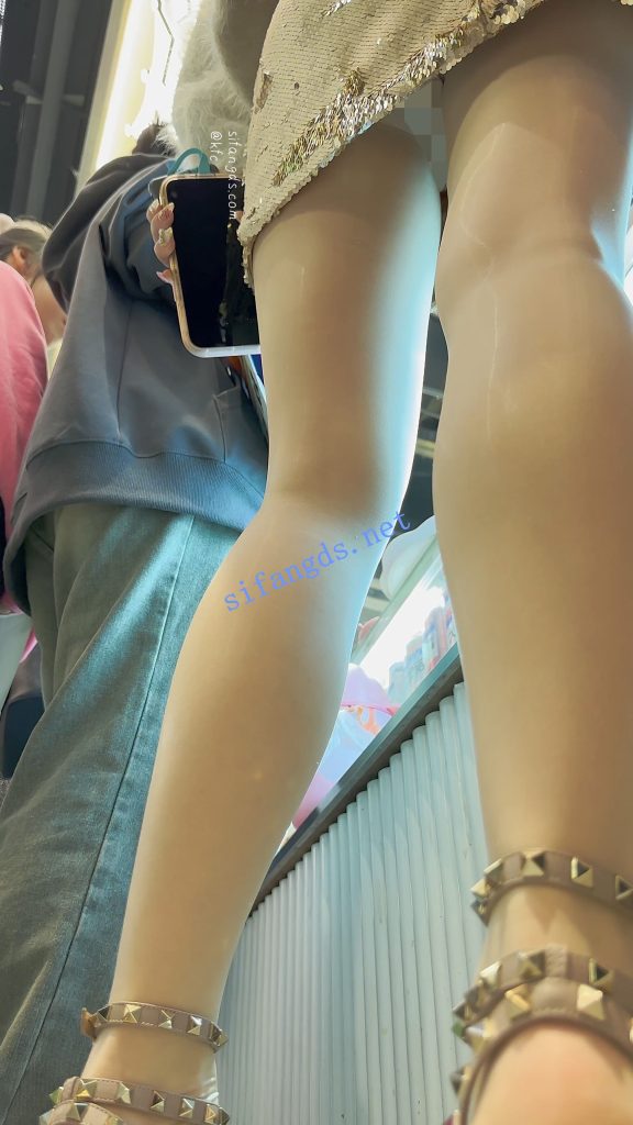 【永久专享】【KFC】网红级美女和帅男友逛街·油光肉丝袜短裙白内超骚【1V】【726M】