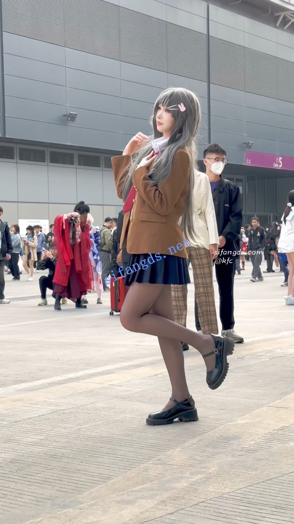 【永久专享】【KFC】超可爱萝莉麻衣学姐·黑丝白透内·男友拍脸我拍裙底【1V】【0.98G】