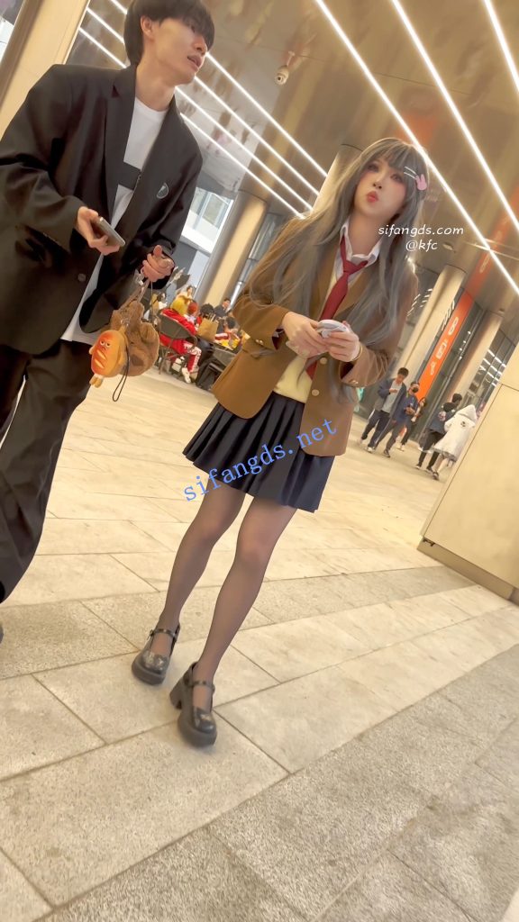 【永久专享】【KFC】超可爱萝莉麻衣学姐·黑丝白透内·男友拍脸我拍裙底【1V】【0.98G】