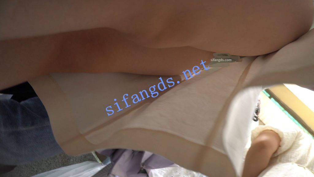 【永久专享】（空城原创）旗袍长裙美女逛公园，淡绿N包裹肉臀【1V】【256M】