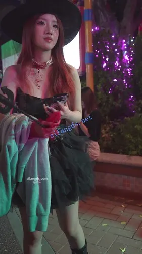 (BC-AA-592)蕾丝裙女巫小姐姐拍照..全程开灯CD窄内勒出13痕迹【1V】【346M】