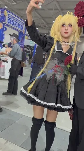 【KFC】双马尾学生妹COSER独自逛街拍照·白色半透内内前后CD【1V】【242M】