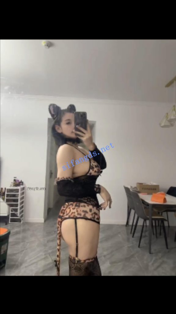 重磅重庆巨乳网红谢佳佳各种情趣内衣秀豪乳露奶又大又软【29V】【112M】