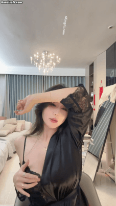 【抖音 L.露】丰满巨乳女神 顶级少妇 性感睡衣 极限骚舞【1V】【1.12G】