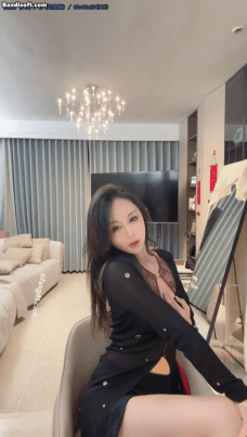 【抖音 L.露】丰满巨乳女神 顶级少妇 性感睡衣 极限骚舞【1V】【1.12G】