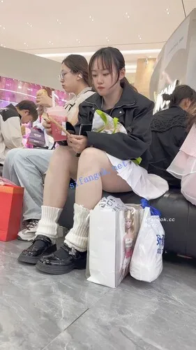 【KFC】短裙女大独自逛街买奶茶·劈开腿毫无防备露出紫色内【1V】【485M】