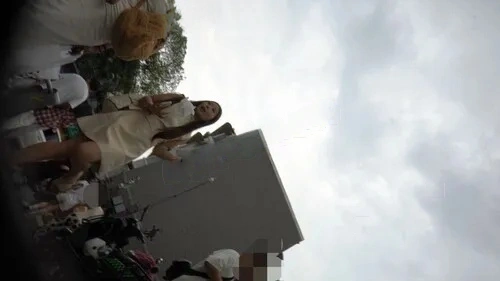 【永久专享】（空城原创）黄裙小少妇和朋友逛街，黑白条纹N包裹肥臀【1V】【347M】