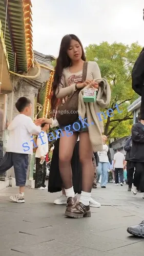 原创抄底极品超短裙黑丝MM【1V】【1.95G】