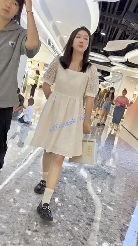 【KFC】少妇和闺蜜逛街·白色长裙下穿着黄色骚窄内·前面够黑【1V】【586M】