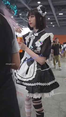 【xxn-330】女仆小姐姐黑白丝过膝袜..粉内弯腰CD勒出13缝【1V】【427M】