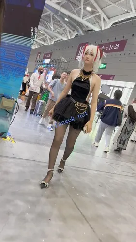 【KFC】短裙露背装COSER逛街约拍·高跟黑丝袜粉色内前后CD够骚【1V】【986M】