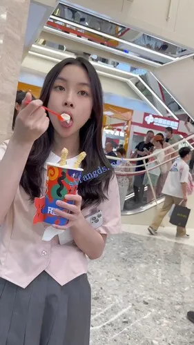 【KFC】制服JK大眼萝莉独自逛街买雪糕·无痕内内怼着拍前后CD【1V】【787M】
