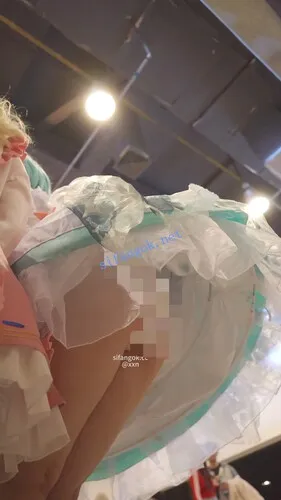 【xxn-351】可爱cos小姐姐逛街..弯腰撅屁股拍照被CD花纹纸内【1V】【524M】 4