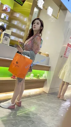 【KFC】整容脸骚货逛街·翘起屁股夹寿司内衬下露出半个内裤【1V】【460M】 1 【KFC】整容脸骚货逛街·翘起屁股夹寿司内衬下露出半个内裤【1V】【460M】 1