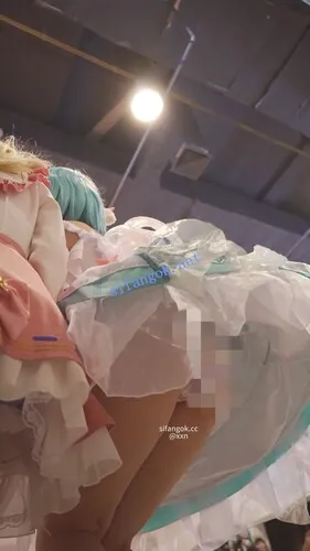 【xxn-351】可爱cos小姐姐逛街..弯腰撅屁股拍照被CD花纹纸内【1V】【524M】 5