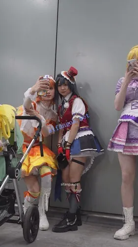 【xxn-352】偶像服小姐姐约会逛街..可爱卡通白内夹出13缝【1V】【931M】 2