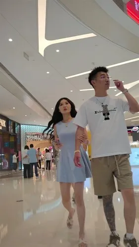 熊猫CD-XM322蓝色连衣裙美女和男朋友逛街买衣服，白色窄内漏B边【1V】【1.7G】 4