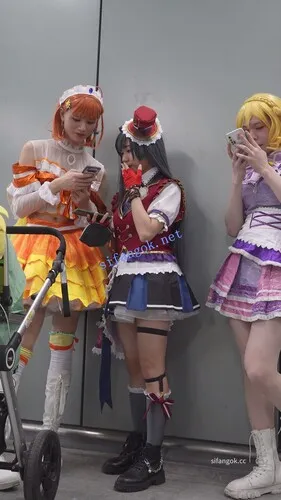 【xxn-352】偶像服小姐姐约会逛街..可爱卡通白内夹出13缝【1V】【931M】 3