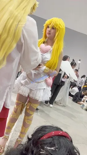 【KFC】萌妹COSER喜欢翘屁股·放好相机妹子果然上钩贴着内内CD【1V】【1.57G】