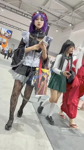 【KFC】学生妹COSER独自逛街·蕾丝网袜粉色内·一直盯着相机看【1V】【791M】