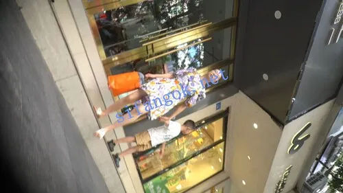 【永久专享】（空城原创）花裙眼镜少妇带孩子逛街，天蓝无痕N包裹肉臀【1V】【311M】