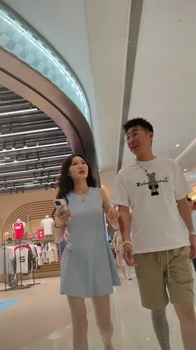 熊猫CD-XM322蓝色连衣裙美女和男朋友逛街买衣服，白色窄内漏B边【1V】【1.7G】 3