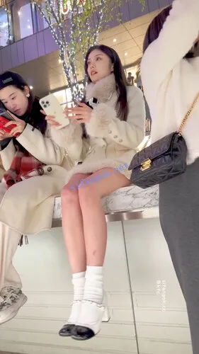 【KFC】极品美女雪天光腿·被摄影师各种拍·白色内微透黑森林【1V】【618M】 17