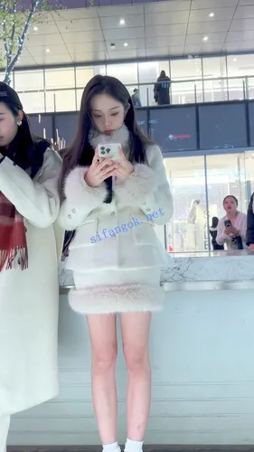 【KFC】极品美女雪天光腿·被摄影师各种拍·白色内微透黑森林【1V】【618M】 1