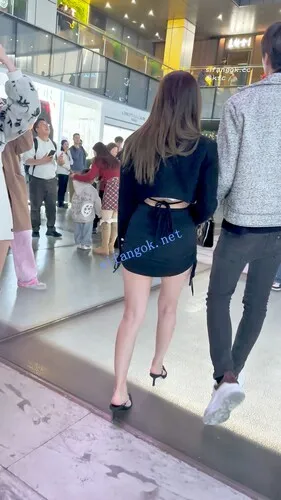 【KFC】骚货和帅男友逛街·为了美裙子太短露出屁股·黑色骚丁【1V】【524M】 4 【KFC】骚货和帅男友逛街·为了美裙子太短露出屁股·黑色骚丁【1V】【524M】 4