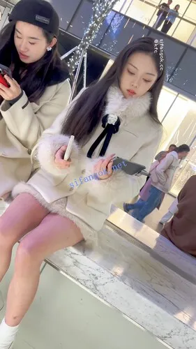 【KFC】极品美女雪天光腿·被摄影师各种拍·白色内微透黑森林【1V】【618M】 3